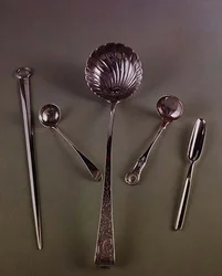 Spiedo: Eley e Fearn, 1801; mestolo per salsa: IS, Edimburgo, c. 1800; mestolo per zuppa di Christopher Haines, Dublino, 1774; mestolo per salsa con motivo Kings di J.McKay, Edimburgo, 1851; cucchiaio per midollo, c.1750 (argento)